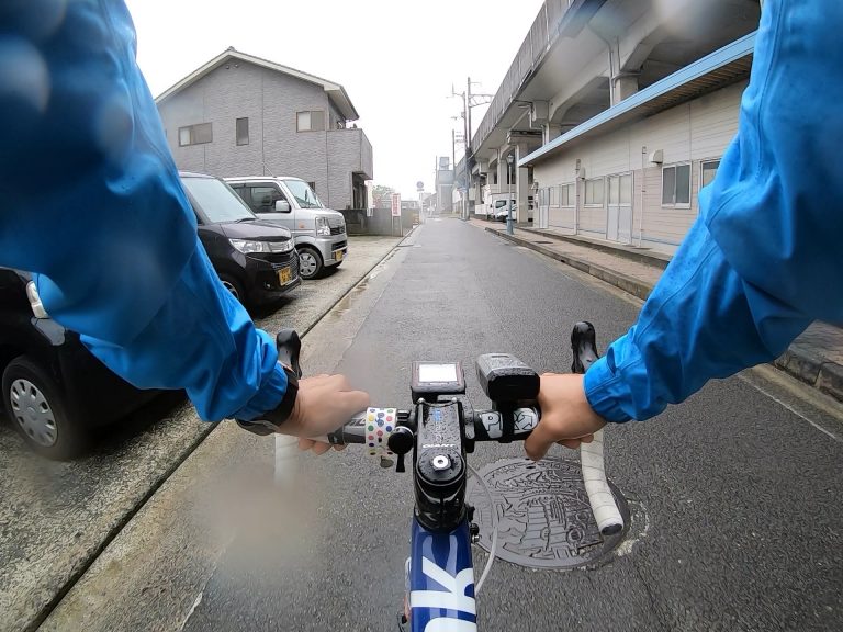雨 の 日 自転車 滑る