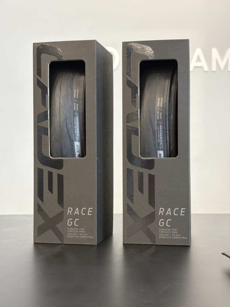 CADEX RACE GC チューブレスタイヤ　1本×2セット CADEX RACE GC タイヤにアップグレードしました！！ ｜ ジャイアント