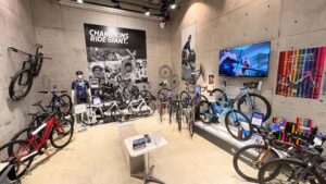 ジャイアントストア京都紫明通の展示風景